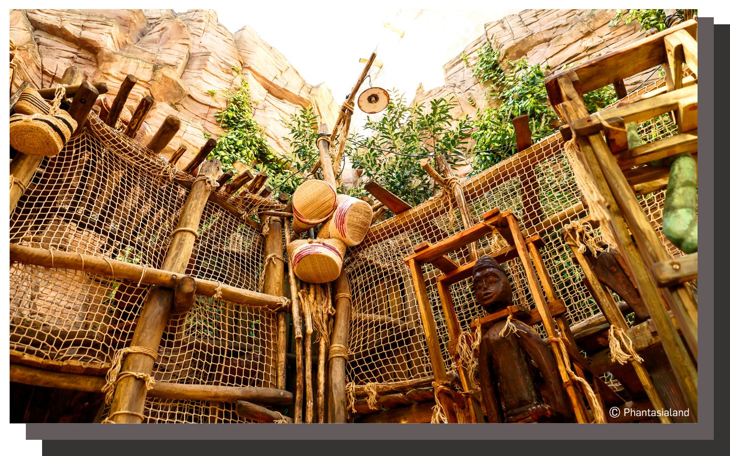 Die Datei phantasialand-attraktionen-moptis-monkey-depot.zip herunterladen